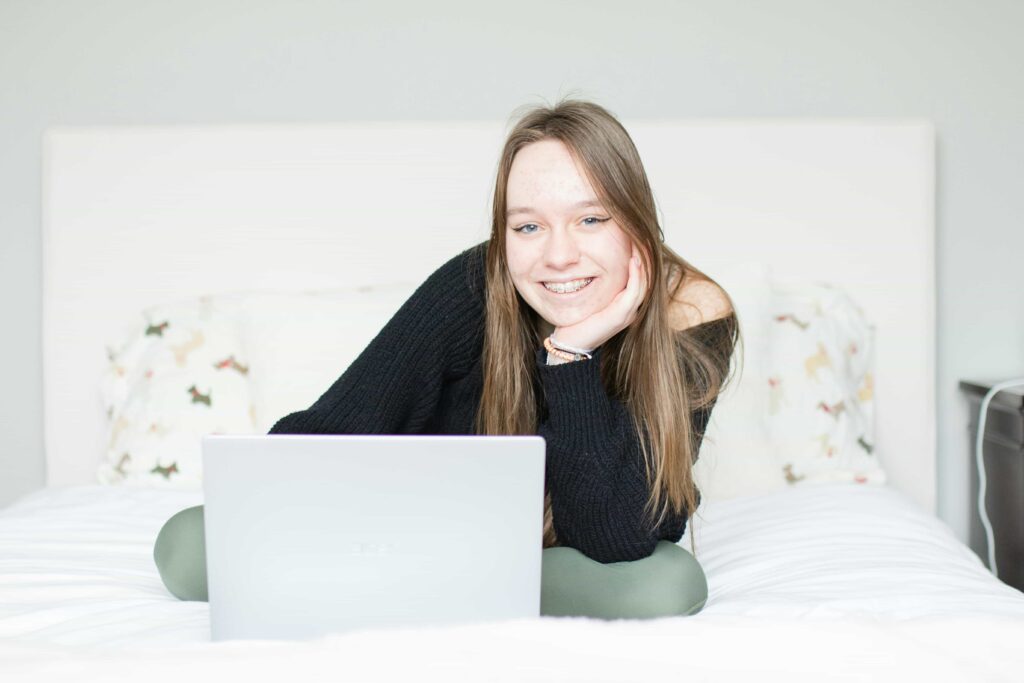 girl on the bed with laptop